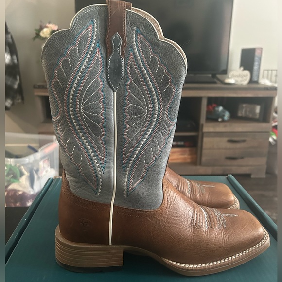 Ariat Women Boots - Picture 4 of 8